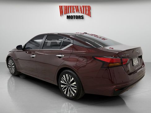 Used 2024 Nissan Altima 2.5 SV image 2
