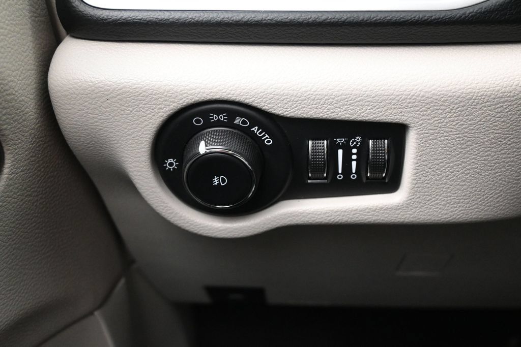 Used 2023 Chrysler Pacifica Touring-L FWD image 18