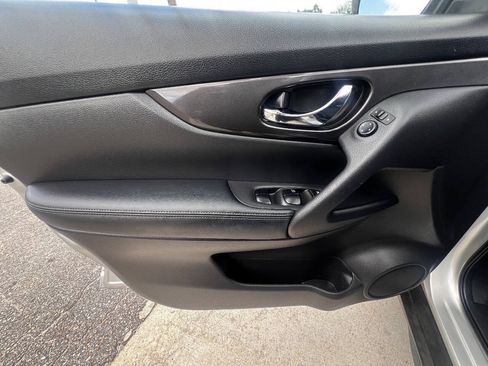 Used 2019 Nissan Rogue SV FWD image 17