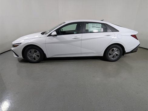 Certified 2025 Hyundai Elantra SE image 4