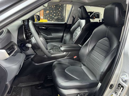 Used 2022 Toyota Highlander XLE AWD/4WD image 15