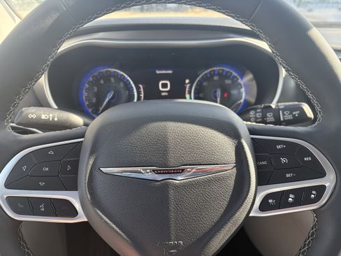 Used 2024 Chrysler Pacifica Touring-L image 9