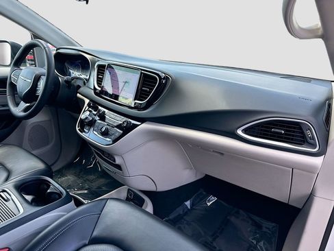 Used 2023 Chrysler Pacifica Touring-L FWD image 29