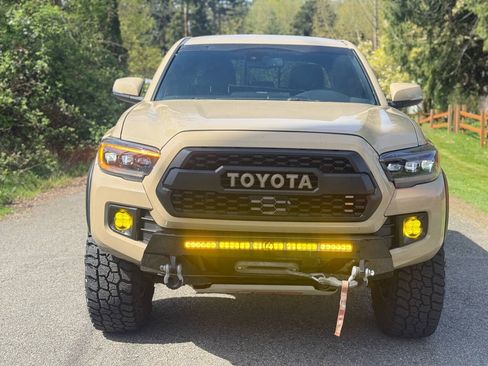 Used 2018 Toyota Tacoma TRD Off-Road AWD/4WD image 3