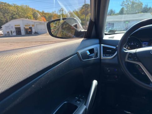 Used 2015 Hyundai Veloster image 28