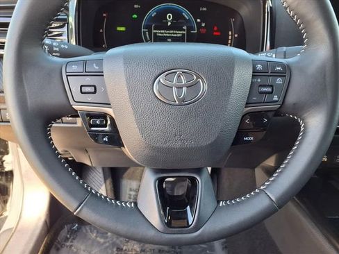 Used 2025 Toyota Camry SE w/ Convenience Package image 14