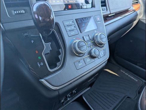 Used 2017 Toyota Sienna Limited Premium image 20