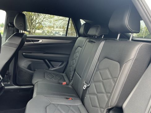Used 2025 Volkswagen Atlas Cross Sport SE image 14