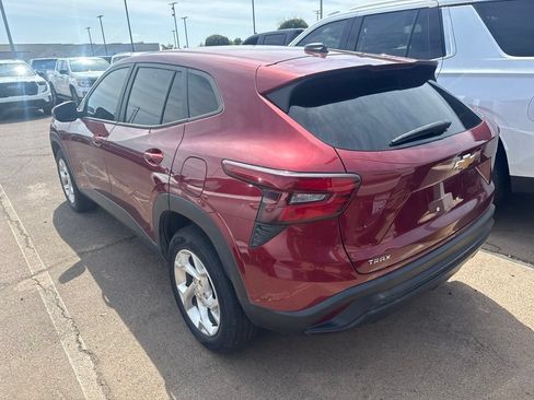 Used 2024 Chevrolet Trax LS w/ LS Convenience Package FWD image 4