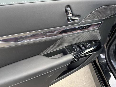 Certified 2025 BMW 760i xDrive w/ Executive Package image 14