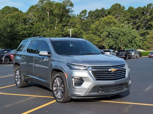 Used 2023 Chevrolet Traverse Premier FWD image 8