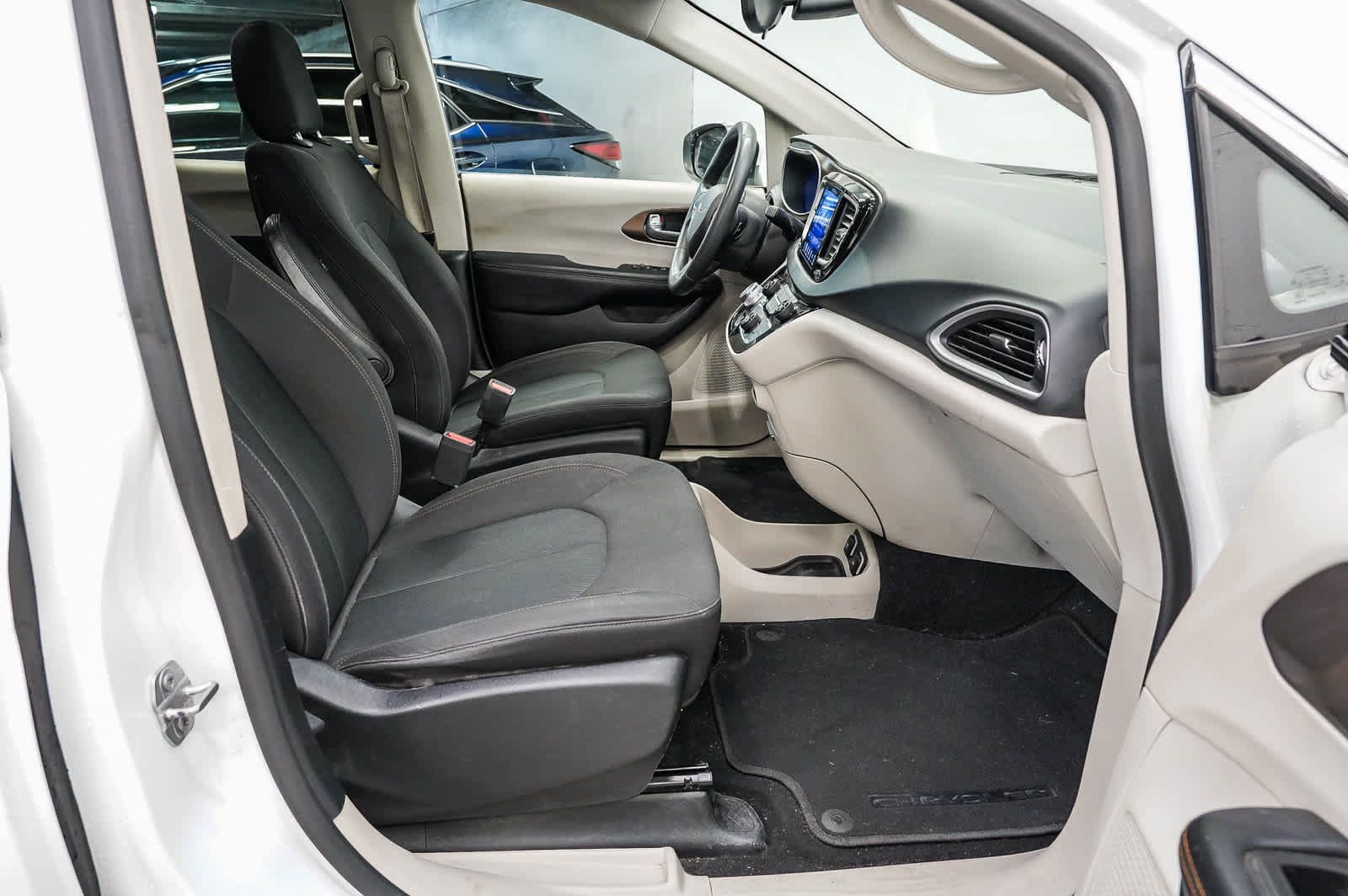 Used 2017 Chrysler Pacifica Touring FWD image 16