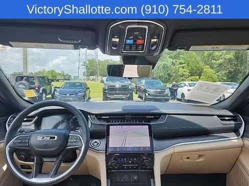 Used 2024 Jeep Grand Cherokee Limited w/ Luxury Tech Group II AWD/4WD image 4