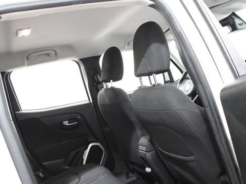 Used 2018 Jeep Renegade Latitude FWD image 23