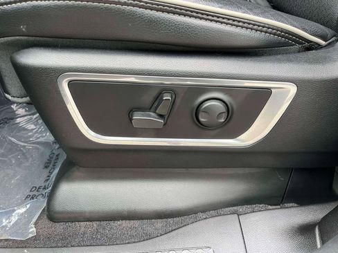 Used 2025 RAM 1500 Laramie AWD/4WD image 17