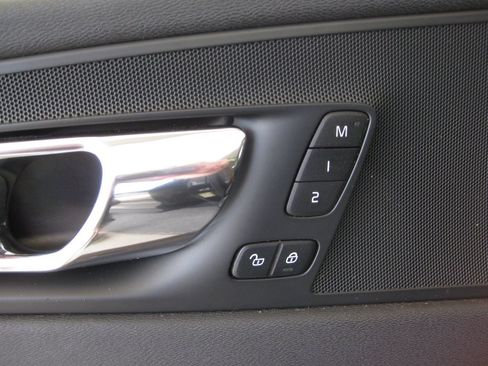 Used 2019 Volvo XC60 T5 Momentum w/ Premium Package FWD image 11