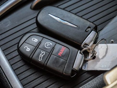 Used 2022 Chrysler 300 Touring L image 32