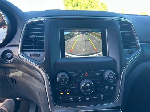Used 2019 Jeep Grand Cherokee Laredo AWD/4WD image 21