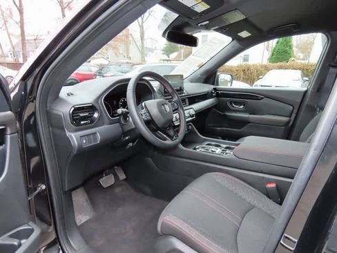 Used 2023 Honda Pilot Sport image 2