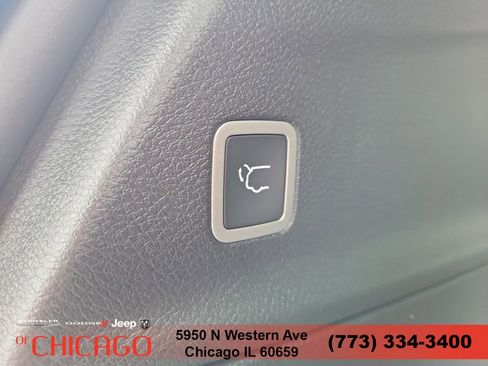New 2026 Chrysler Pacifica Limited FWD image 9