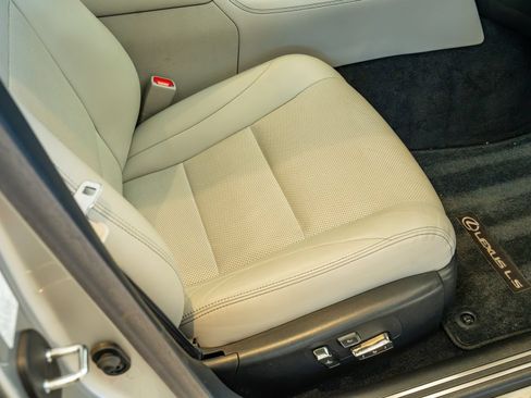 Used 2016 Lexus LS 460 w/ Comfort Package RWD image 24