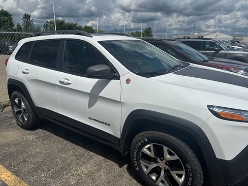 Used 2016 Jeep Cherokee Trailhawk w/ Cold Weather Group AWD/4WD image 9
