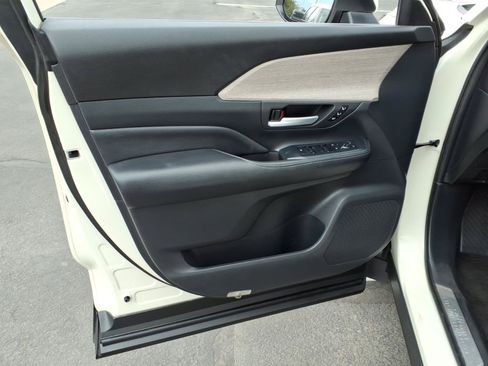 Certified 2024 Toyota Grand Highlander AWD image 13