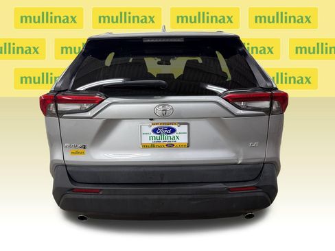 Used 2020 Toyota RAV4 LE FWD image 7