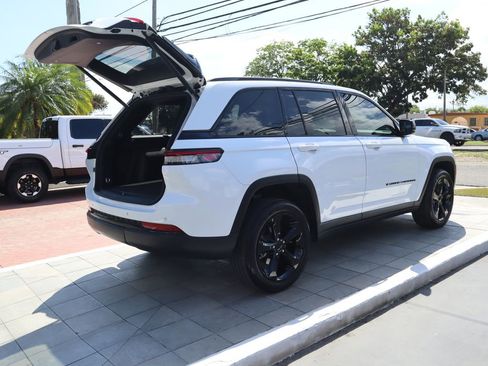 Used 2024 Jeep Grand Cherokee Altitude RWD image 17