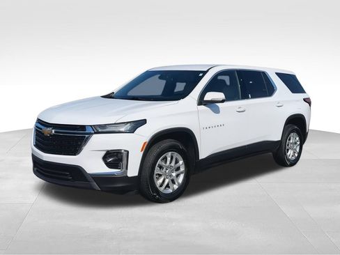 Used 2023 Chevrolet Traverse LS w/ Safety Package FWD image 5