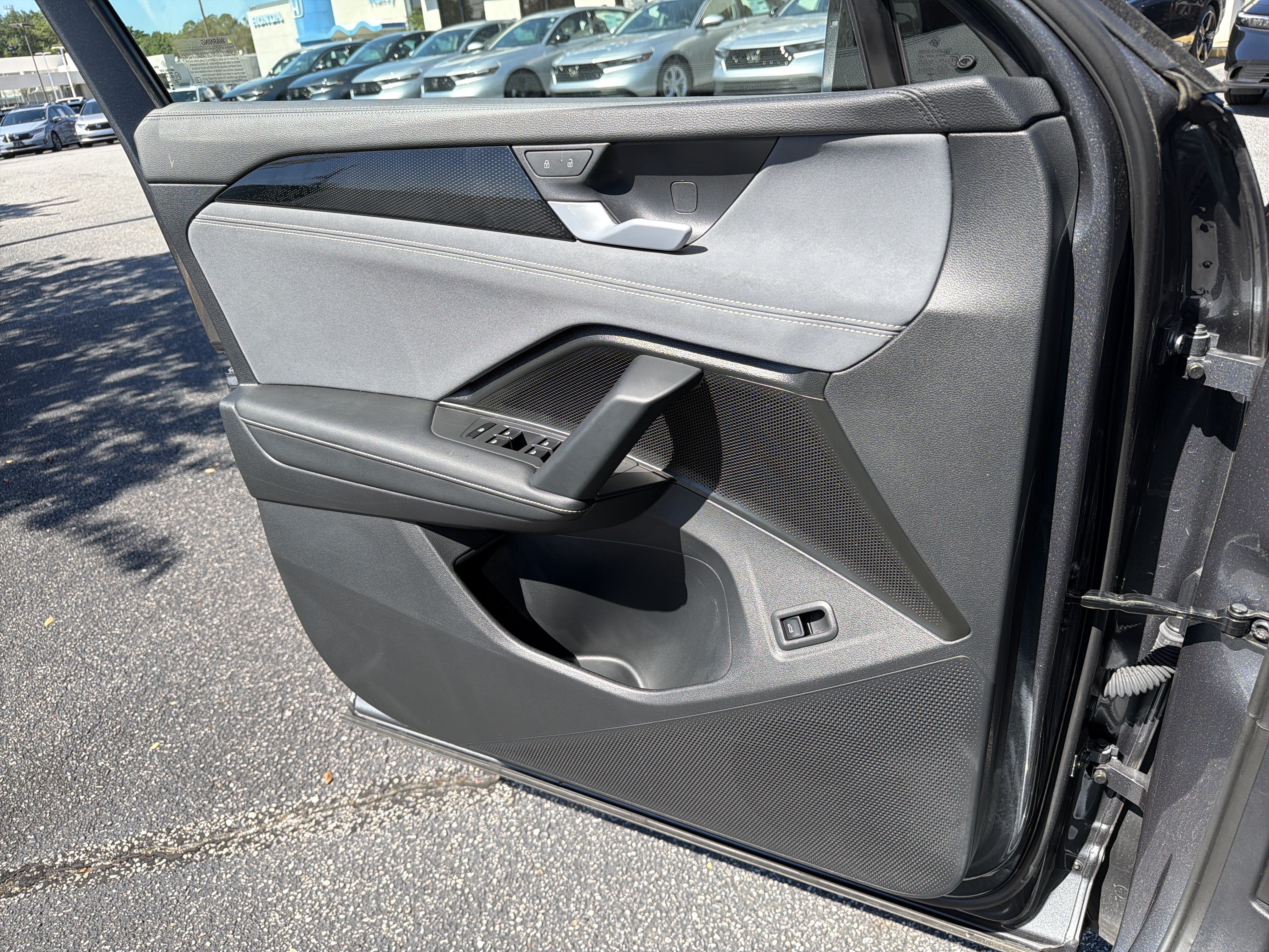 Used 2025 Volkswagen Tiguan SE R-Line FWD image 10