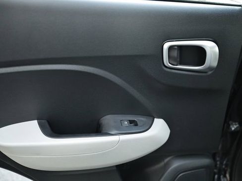 Used 2024 Hyundai Venue SEL image 23