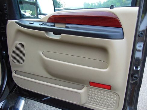 Used 2005 Ford F350 Lariat AWD/4WD image 38