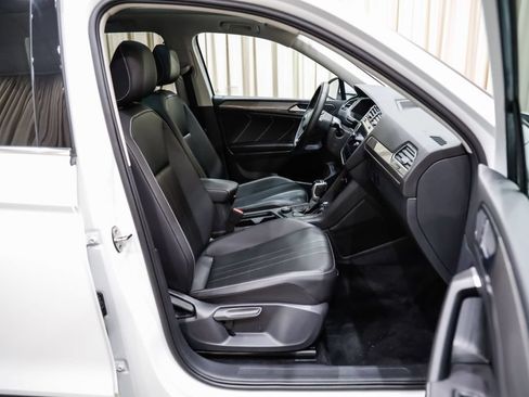 Used 2024 Volkswagen Tiguan SE w/ Panoramic Sunroof Package AWD/4WD image 11