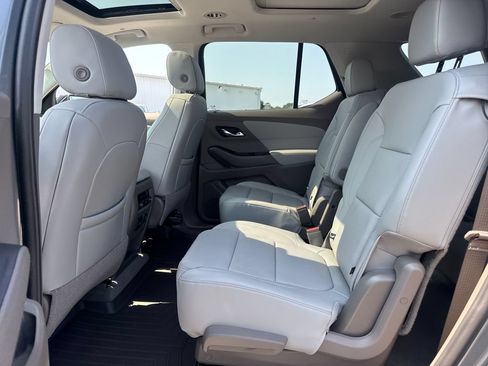 Used 2021 Chevrolet Traverse Premier FWD image 15