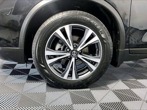Used 2019 Nissan Rogue SV w/ Premium Package FWD image 8