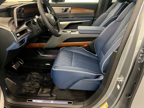 New 2026 Cadillac Vistiq Premium Luxury w/ LPO, Floor Liner Package image 18
