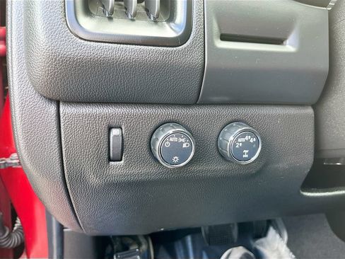 Used 2021 Chevrolet Colorado LT w/ Chrome Appearance Package AWD/4WD image 10