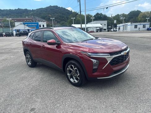 Used 2025 Chevrolet Trax LT FWD image 7