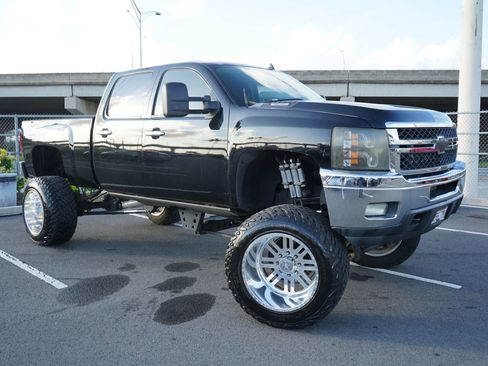 Used 2014 Chevrolet Silverado 2500 LT w/ Custom Sport Truck Package image 5