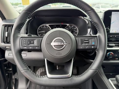 Used 2025 Nissan Pathfinder SL FWD image 19