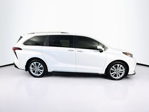 Used 2022 Toyota Sienna Platinum image 11