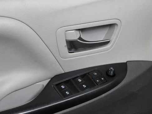 Used 2020 Toyota Sienna LE FWD image 13