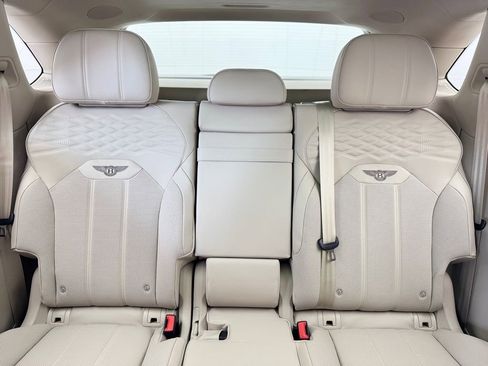 Used 2025 Bentley Bentayga image 18