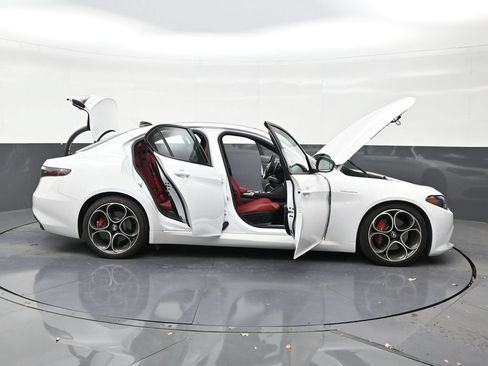Used 2024 Alfa Romeo Giulia Veloce RWD image 29