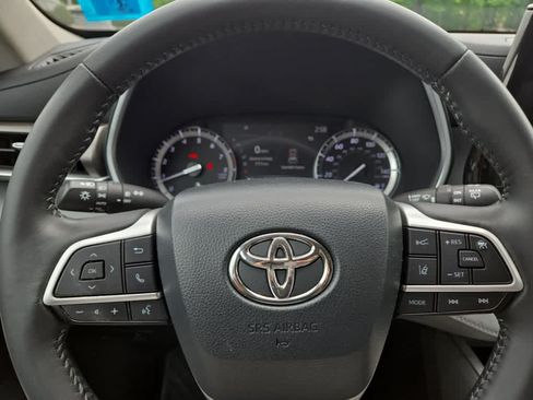 Used 2022 Toyota Highlander XLE AWD/4WD image 19