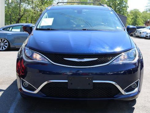 Used 2018 Chrysler Pacifica Touring-L FWD image 2