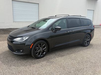 Used 2018 Chrysler Pacifica Touring-L w/ Premium Audio Group