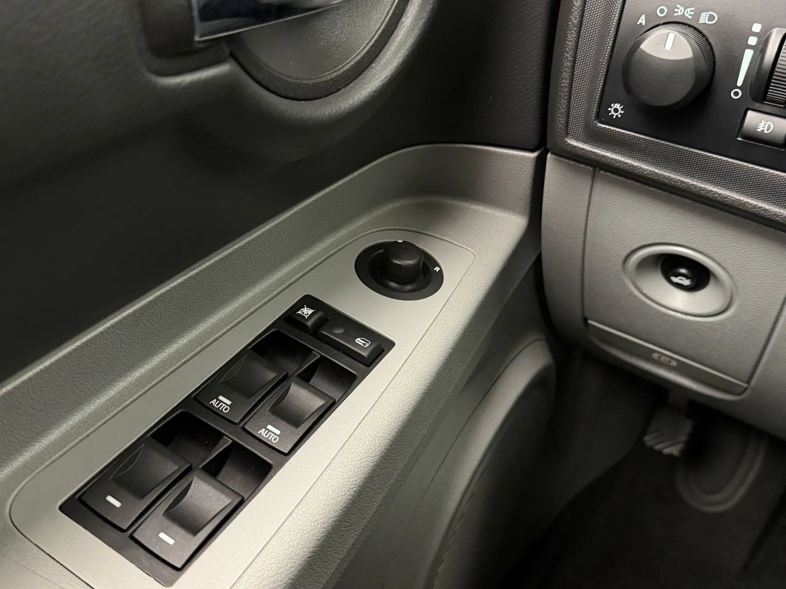 Used 2006 Dodge Charger SRT8 w/ SRT Option Group III RWD image 19