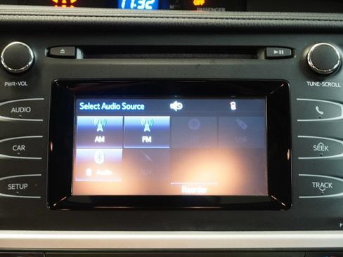 Used 2019 Toyota Highlander LE AWD/4WD image 19